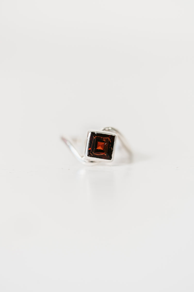 Leona Ring | Red Garnet